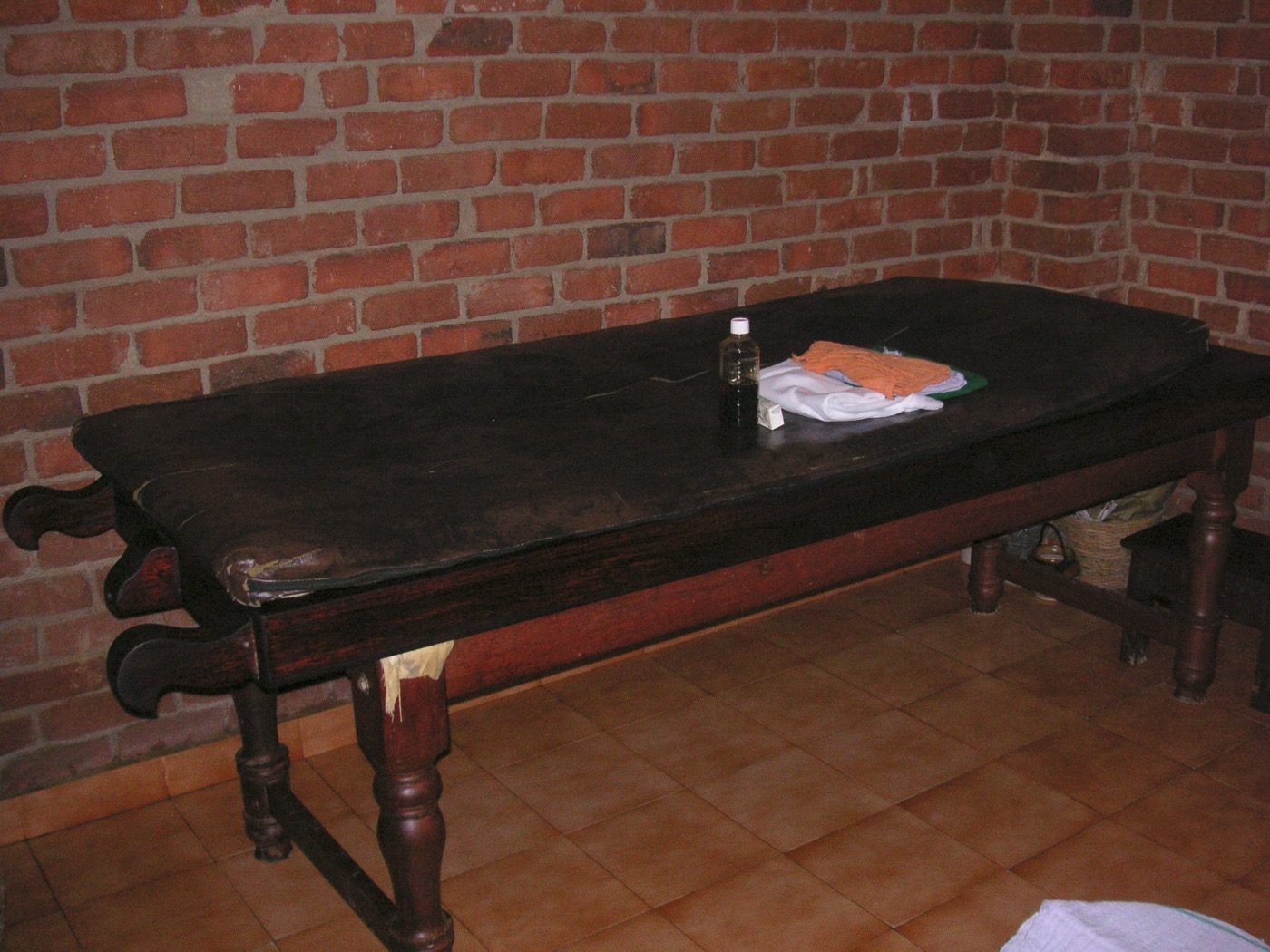 Private authentic Ayurvedic treatment rooms with teakwood Droni